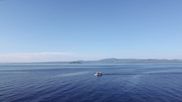 ギリシャの穏やかな海で漁船に続いてドローン飛行ショット カサンドラ チャルキディキ半島を背景にしたカイケのセーリングの空中トップビューシトニアビュー — ストック動画