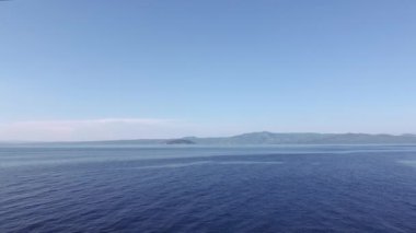 İnsansız hava aracı Yunanistan 'ın sakin denizindeki balıkçı teknesinin görüntüsünü ortaya çıkardı. Kassandra Chalkidiki yarımadasında yeşil plantasyonlu ve arka planda Sithonia manzaralı Caique yelkenlisinin havadan görünüşü.