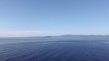 İnsansız hava aracı Yunanistan 'ın sakin denizindeki balıkçı teknesinin görüntüsünü ortaya çıkardı. Kassandra Chalkidiki yarımadasında yeşil plantasyonlu ve arka planda Sithonia manzaralı Caique yelkenlisinin havadan görünüşü.