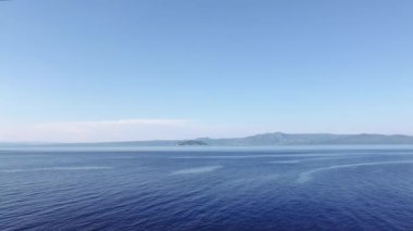 İnsansız hava aracı Yunanistan 'da deniz seviyesinin üzerinde uçuyor. Kassandra Chalkidiki yarımadasındaki sakin denizin üzerindeki gündüz hava manzarası.