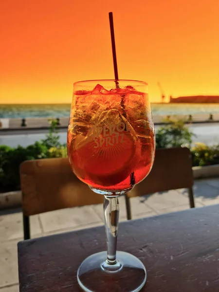 Bevanda Alcolica Aperol Spritz Con Logo Tavolo Legno Con Sfondo — Foto Stock