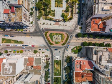 Selanik, Yunanistan 'ın Agia Sofya meydanına insansız hava aracı manzarası. Yol ve yaya alanı etrafında binalar bulunan bir Avrupa şehrinin en yüksek manzarası.