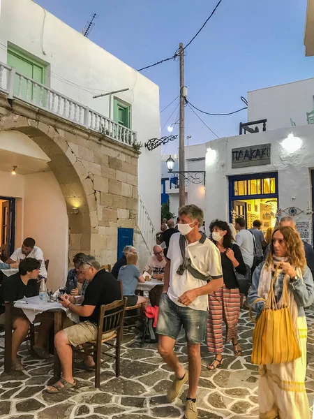 Milos Griechenland Touristen Mit Covid Schutzmasken Engen Gassen Menschen Mit — Stockfoto