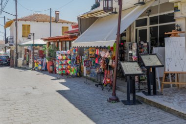 Yunanistan 'ın Chalkidiki kenti, hükümet covid-19 tedbirlerini açıkladıktan sonra hediyelik eşya dükkanlarını boşalttı. Kassandra yarımadasındaki Athytos köyünde müşterisiz yerel hediyelik eşya dükkanlarının yaz manzarası.