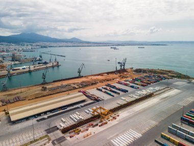 Selanik, Yunanistan şehir limanının hava aracı manzarası. Kargo konteynırları ticari rıhtımda bulunan büyük motorlu vinçlerden oluşan bir panorama..