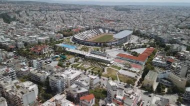 Selanik, Yunanistan PAOK FC Toumba stadyumunun insansız hava aracı görüntüsü. Boş futbol sahasının, tribünlerde yeşil sahası ve takım isminin yazılı olduğu en iyi hava manzarası..