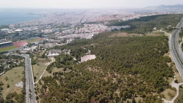 テッサロニキ ペリフェラキ内環状道路上のトラフィックのギリシャの航空機のドローン風景 街の郊外の森を通過する車とヨーロッパの高速道路の一番上のパノラマ — ストック動画