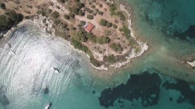 Akdeniz manzaralı plaj insansız hava aracı. Sithonia Chalkidiki yarımadasının havadan zirvesi kristal berrak sulardan, teknelerle, dağınık yeşil plantasyonlu kayalık kıyılara kadar yayılıyor..