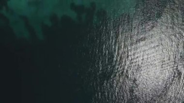 Akdeniz manzaralı plaj insansız hava aracı. Sithonia Chalkidiki yarımadasının havadan zirvesi kristal berrak suların üzerinde dinlenme tekneleri ve dağınık yeşil plantasyonlu kayalık kıyıları ile dönüyor..