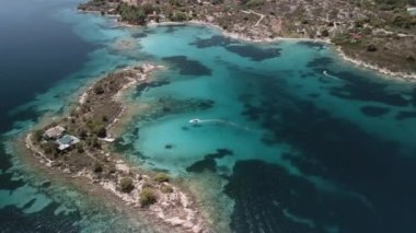 Akdeniz manzaralı plaj insansız hava aracı. Sithonia Chalkidiki yarımadasının havadan zirvesi kristal berrak suların üzerinde dinlenme tekneleri ve dağınık yeşil plantasyonlu kayalık kıyıları ile dönüyor..