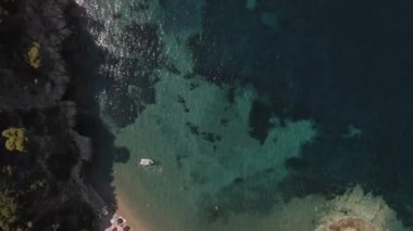 Akdeniz arazisi Yunan kıyısı insansız hava aracı görüntüsü. Sithonia Chalkidiki yarımadasının kumlu sahil barının yanında şemsiyeli temiz su yatakları ve deniz yatakları olan yeşil plantasyonlu hava manzarası..