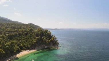 Akdeniz manzaralı plaj insansız hava aracı. Sithonia Chalkidiki yarımadasının hava günü manzarası kıyı üzerinde verimli yeşil tarlalar ve berrak sularla dönüyor..