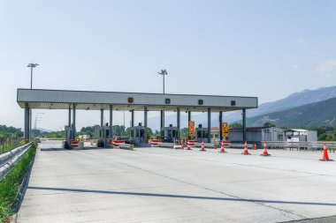 Moustheni, Yunanistan otoyol gişeleri ücret toplama kabinleriyle dolu. Araba sürücülerinin Egnatia Otoyolu bölümlerinin kapılarından geçmek için para ödedikleri Yunan otoyolu, e-geçiş seçeneği de var.