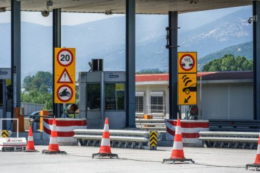Moustheni, Yunanistan otoyol gişeleri ücret toplama kabinleriyle dolu. Araba sürücülerinin Egnatia Otoyolu bölümlerinin kapılarından geçmek için para ödedikleri Yunan otoyolu, e-geçiş seçeneği de var.