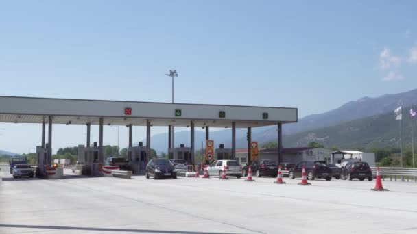 ムセニ ギリシャ高速道路料金所のブースを収集します ギリシャの道路では 車の運転手がEgnatia Motorwayセクションのゲートを通過するために支払い Passオプション — ストック動画