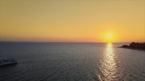 Orangefarbener Sonnenuntergang Mit Einer Drohne Des Kreuzfahrtschiffes Aufgenommen Mediterraner Griechischer — Stockvideo