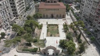 Selanik, Yunanistan Ayasofya Bizans Kilisesi 'nin insansız hava aracı görüntüsü. Bir Hıristiyan Ortodoks UNESCO Dünya Mirası Alanının yol ve yaya alanı etrafında binaları olan bir şehrin en üst düzey manzarası. 
