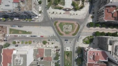 Selanik, Yunanistan 'ın Agia Sofya meydanına insansız hava aracı manzarası. Yol ve yaya alanı etrafında binalar bulunan bir Avrupa şehrinin en yüksek manzarası.
