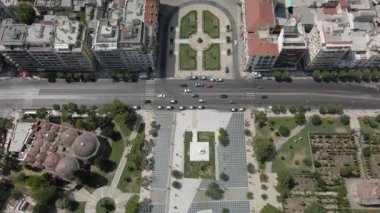 Selanik, Yunanistan. Aristotelous Meydanı 'nın insansız hava aracı görüntüsü. Egnatia caddesindeki şehir merkezinin gündüz panoraması, güneşli bir günde düşük katlı geleneksel binalar..