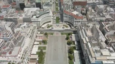 Selanik, Yunanistan. Aristotelous Meydanı 'nın insansız hava aracı görüntüsü. Güneşli bir günde tarihi rıhtımda ana meydandan Nikis caddesine kadar binaların olduğu şehir merkezinin gündüz panoraması.
