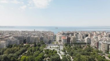 Selanik, Yunanistan, Roma forumuyla Aristo Meydanı 'nın havadan insansız hava aracı görüntüsü. Şehir merkezinin gündüz panoraması, alçak binalar ve antik kalıntılar, Roma Agora, güneşli bir günde.