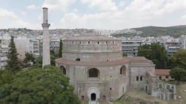 Selanik, Yunanistan 'da Rotunda Paleohristiyan ve Bizans anıtının insansız hava aracı görüntüsü. Bir UNESCO Dünya Mirası Alanı olan minareli Galerius Oculus Kubbesi 'nin M.Ö. 300 yılındaki en iyi panoraması..