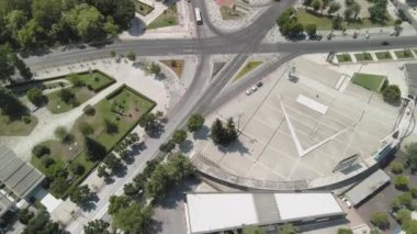 Selanik, Yunanistan 'ın YMCA binasının trafik ile kesişen merkezi hava aracı görüntüsü. Chanth Meydanı 'ndaki şehir merkezinin gündüz panoraması. Açık hava tiyatrosu ve arabaları Tsimiski caddesine dönüyor..