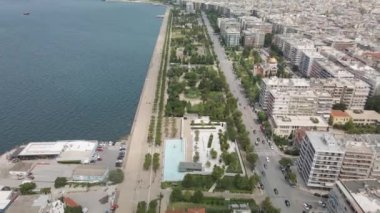 Selanik, Yunanistan karayolu ve bisiklet yolu ile rıhtım manzarası. Ortodoks kilisesi, cadde trafiği, yeşillik ve yaya alanlarının kalabalıkla dolaştığı Avrupa 'nın en iyi manzarası.