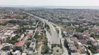 Selanik, Yunanistan hava aracı şehir karayolu trafiğini çok şeritli bulvarda görüyor. Ana karayolu ve konut bloklarından geçen arabalarla Avrupa 'nın en iyi manzarası.