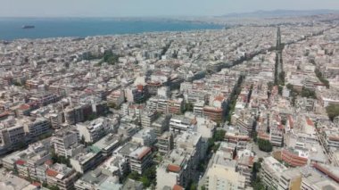 Selanik, Yunanistan ana belediye bölgesinin hava aracı manzarası. Yoğun nüfuslu Avrupa şehrinin, Thermaic Gulf denizi boyunca uzanan apartman blokları ile en üst düzey panoraması.