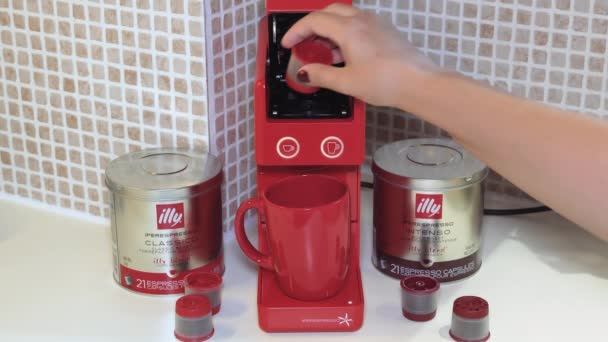 Frauen Verwenden Automatische Iperespressomaschine Von Illy Espresso Mit Einportionskapseln Herzustellen — Stockvideo