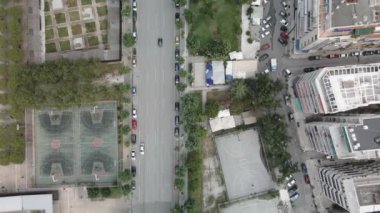 Selanik, Yunanistan hava araçları çok şeritli caddelerdeki kentsel karayolu trafiğini gösteriyor. Otoyol ve konut ve park bloklarından geçen otomobillerle Avrupa 'nın en iyi manzarası.