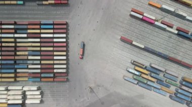 Selanik ve Yunanistan 'ın hava aracının depolanmış TEU kargosuyla kent limanının manzarası. Rıhtımdaki rıhtım iskelesinde büyük renkli konteynırların üst panoraması..