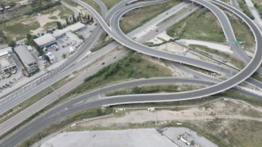 Selanik Yunanistan 'da sınıf ayrılığı olan bir çevre yolunda karşılıklı trafiğin hava aracı manzarası. Avrupa 'nın çok katlı otoyol kavşağının yanından geçen arabalarla dolu en üst manzarası.