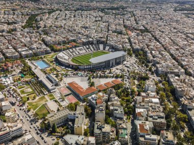 Selanik, Yunanistan PAOK FC Toumba stadyumunun çimenli insansız hava aracı görüntüleri. Taraftarlar olmadan tribünde futbol sahası ve takım isminin yazılı olduğu havadan en iyi gün görüntüsü.