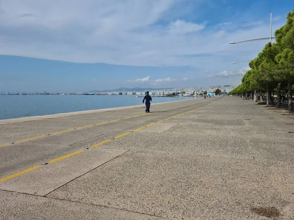 Sacerdote Ortodoxo Caminando Rápido Paseo Marítimo Tesalónica Grecia Vista Día — Foto de Stock
