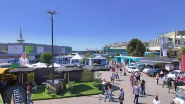 Selanik, Yunanistan - 7 Eylül 2025: 86. TIF Uluslararası Fuarı 'nın pavyonları önünde 06-14 Eylül 2025 tarihleri arasında gerçekleşen ziyaretçiler.