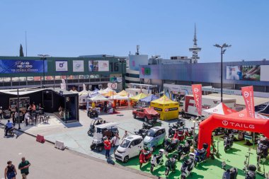 Selanik, Yunanistan - 7 Eylül 2025: 86. TIF Uluslararası Fuarı 'nın pavyonları önünde 06-14 Eylül 2025 tarihleri arasında gerçekleşen ziyaretçiler.