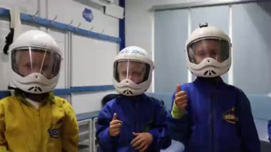 İlk kez küçük bir çocuk bir eğitmenle birlikte bir aerotube içinde uçuyor. Yüksek kaliteli FullHD görüntüler