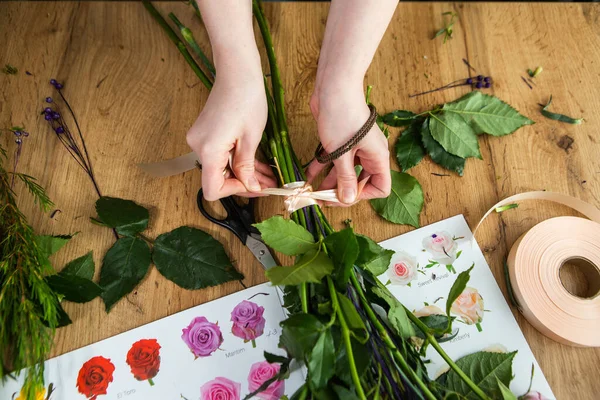 Las Manos Del Florista Empaquetan Decoran Ramo Flores Embalaje Rosas —  Fotos de Stock