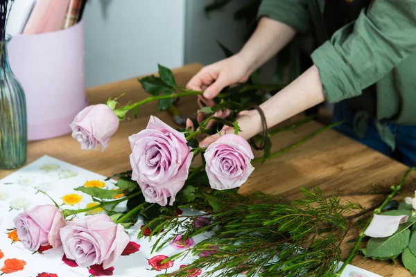 Las Manos Del Florista Empaquetan Decoran Ramo Flores Embalaje Rosas —  Fotos de Stock