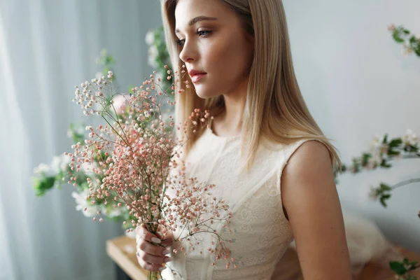 Una Hermosa Chica Con Pelo Rubio Vestido Novia Tiene Una —  Fotos de Stock