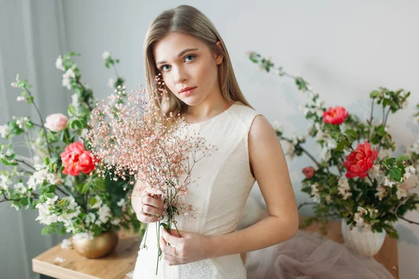 Una Hermosa Chica Con Pelo Rubio Vestido Novia Tiene Una —  Fotos de Stock