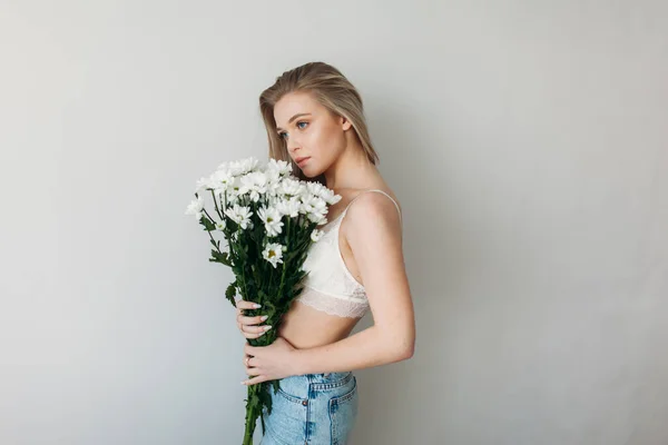 Una Hermosa Chica Con Pelo Rubio Ropa Interior Sostiene Ramo —  Fotos de Stock