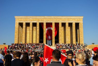 Ankara, Türkiye - 08-30-2025 - Büyük Lider Gazi Mustafa Kemal Atatürk 'ü ellerinde Türk bayraklarıyla ziyaret eden vatandaşlar. 23 Nisan, 19 Mayıs, 30 Ağustos, 29 Ekim, 10 Kasım.