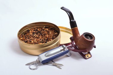        Boru ve beyaz arka plan üzerinde kokulu tütün sigara.