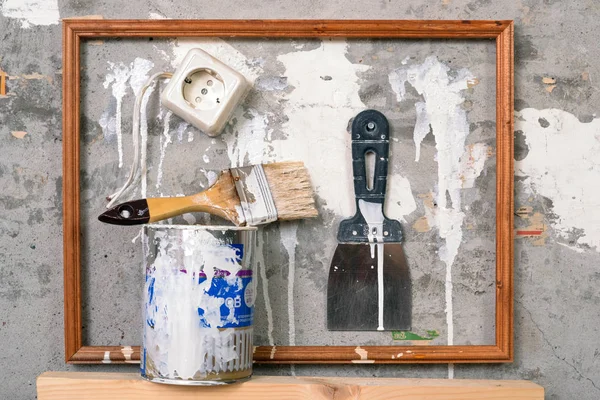 Repair.Building aracı. Arka planda bileşimi bir beton duvar.