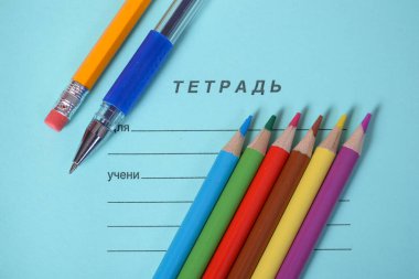 Okul defterinde kırtasiye (kalem, kalem, cetvel).