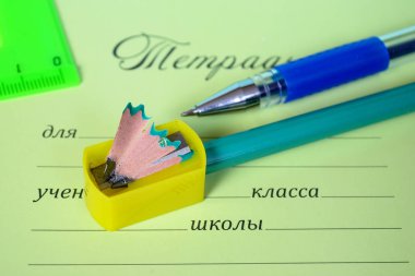 Okul defterinde kırtasiye (kalem, kalem, cetvel).