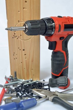 Onarım araçları (tornavida, tornavida, tornavida) ve beyaz arka plan üzerinde ahşap Tahta